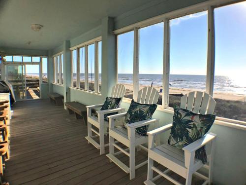 Octopus Garden - Beachfront and Center! Screened Porches Ocean Views! - image 2