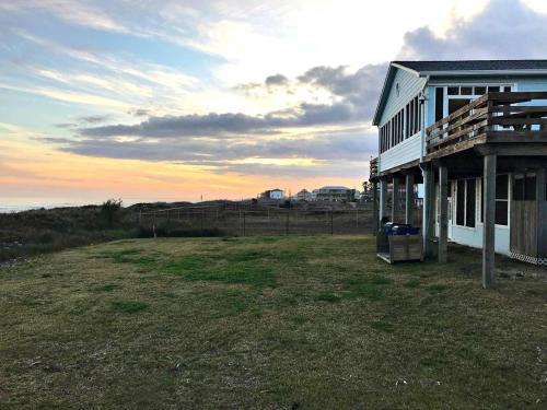 Octopus Garden - Beachfront and Center! Screened Porches Ocean Views! - image 5