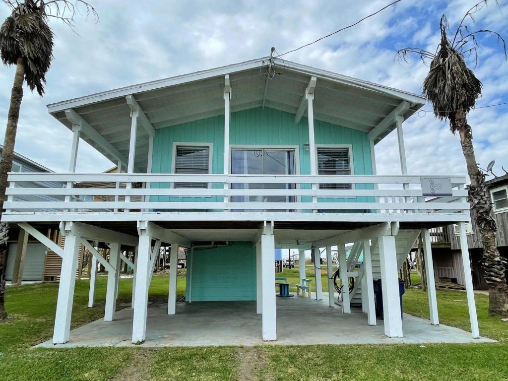 Fun in the Sun! Cozy Beach Pad Gulf Views and Easy Access to the Sand! - main image