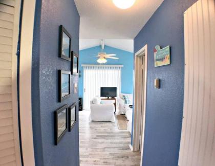 Fun in the Sun! Cozy Beach Pad Gulf Views and Easy Access to the Sand! - image 10