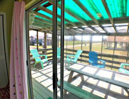 Fun in the Sun! Cozy Beach Pad Gulf Views and Easy Access to the Sand! - image 16