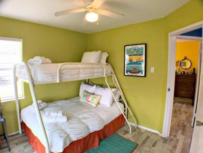 Fun in the Sun! Cozy Beach Pad Gulf Views and Easy Access to the Sand! - image 17