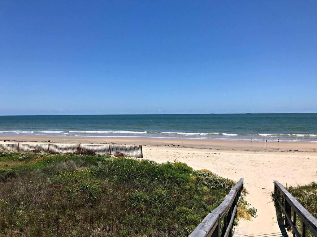 Fun in the Sun! Cozy Beach Pad Gulf Views and Easy Access to the Sand! - image 4