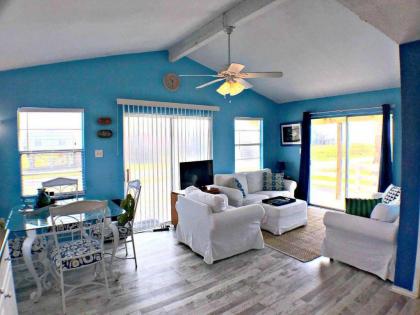 Fun in the Sun! Cozy Beach Pad Gulf Views and Easy Access to the Sand! - image 5