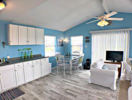 Fun in the Sun! Cozy Beach Pad Gulf Views and Easy Access to the Sand! - image 7