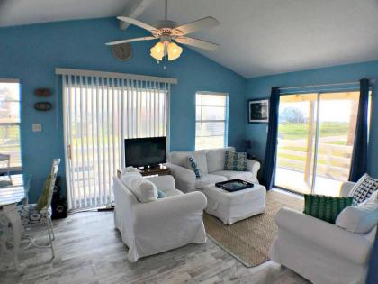 Fun in the Sun! Cozy Beach Pad Gulf Views and Easy Access to the Sand! - image 9