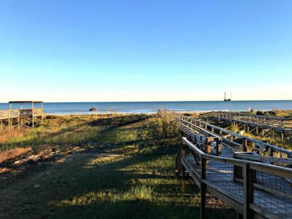 Beachfront Retreat - Sunrises Surf Sounds and Swimming! - image 6