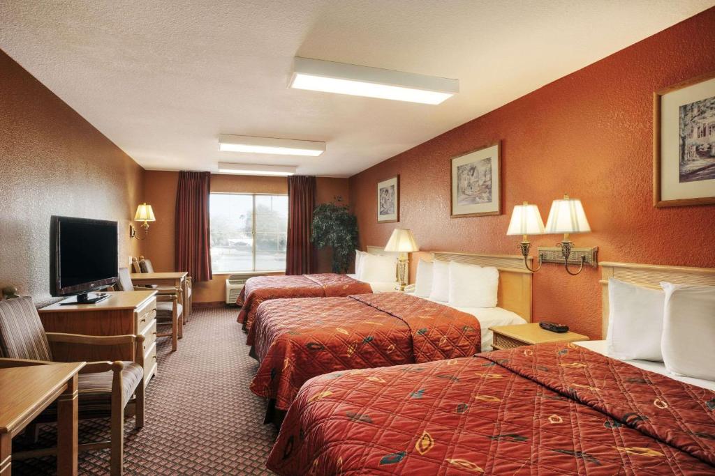 Days Inn & Suites by Wyndham Surprise - image 3