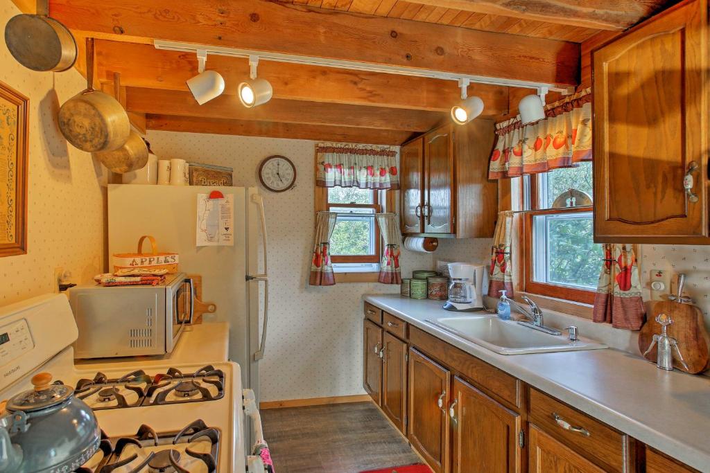 Leelanau Country Cottage is Home Away From Home! - image 6