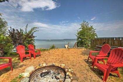 Studio Apt with Shared Beach-Steps to Suttons Bay!