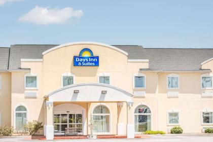 Days Inn & Suites by Wyndham Swainsboro - image 1