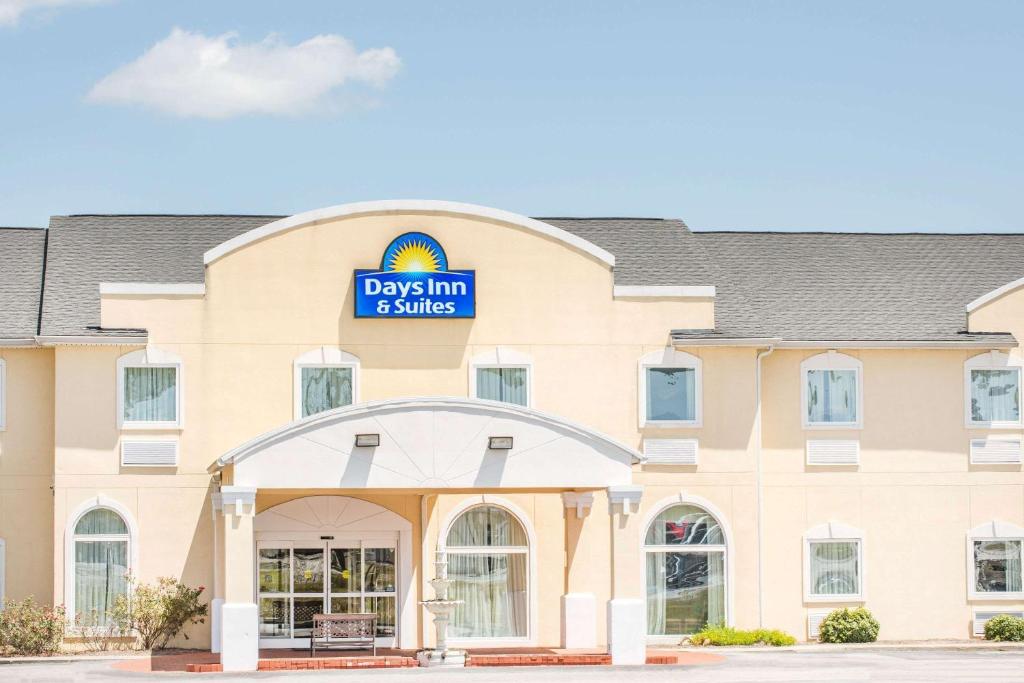 Days Inn & Suites by Wyndham Swainsboro - main image