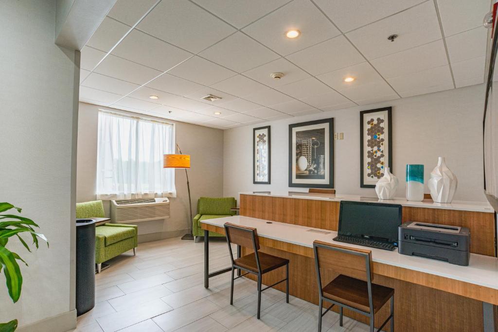 Holiday Inn Express Hotel & Suites Swansea an IHG Hotel - image 7