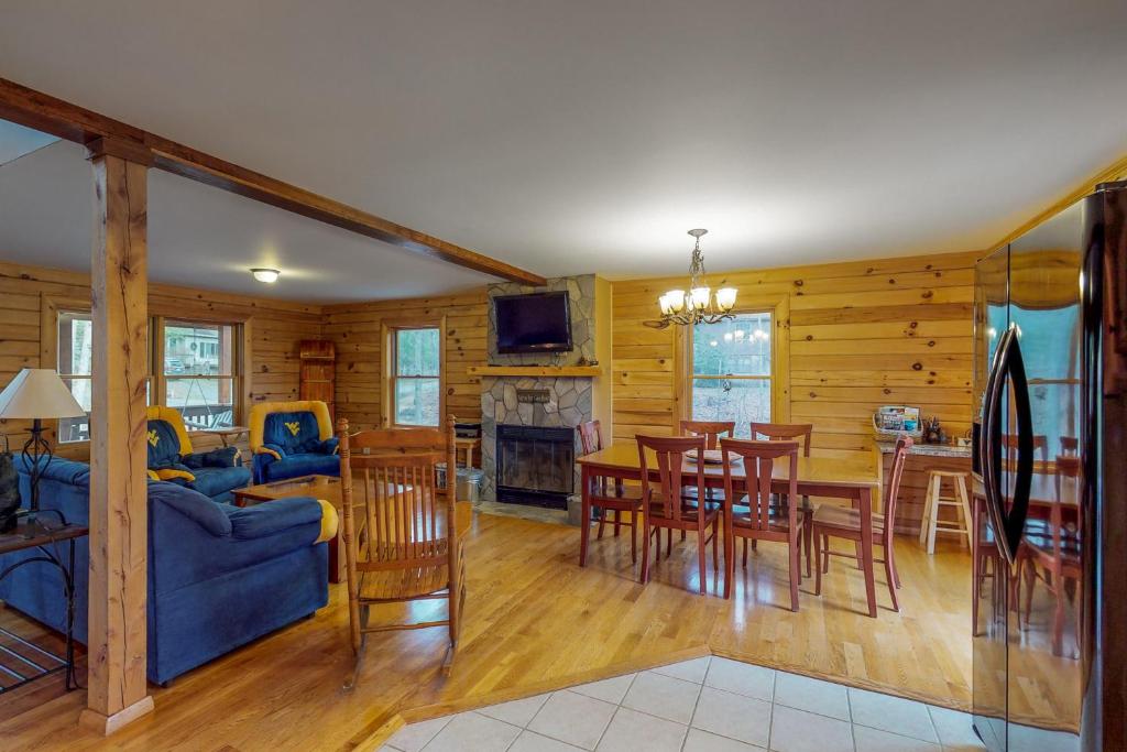 3 Bed 4 Bath Vacation home in Deep Creek Lake - image 2