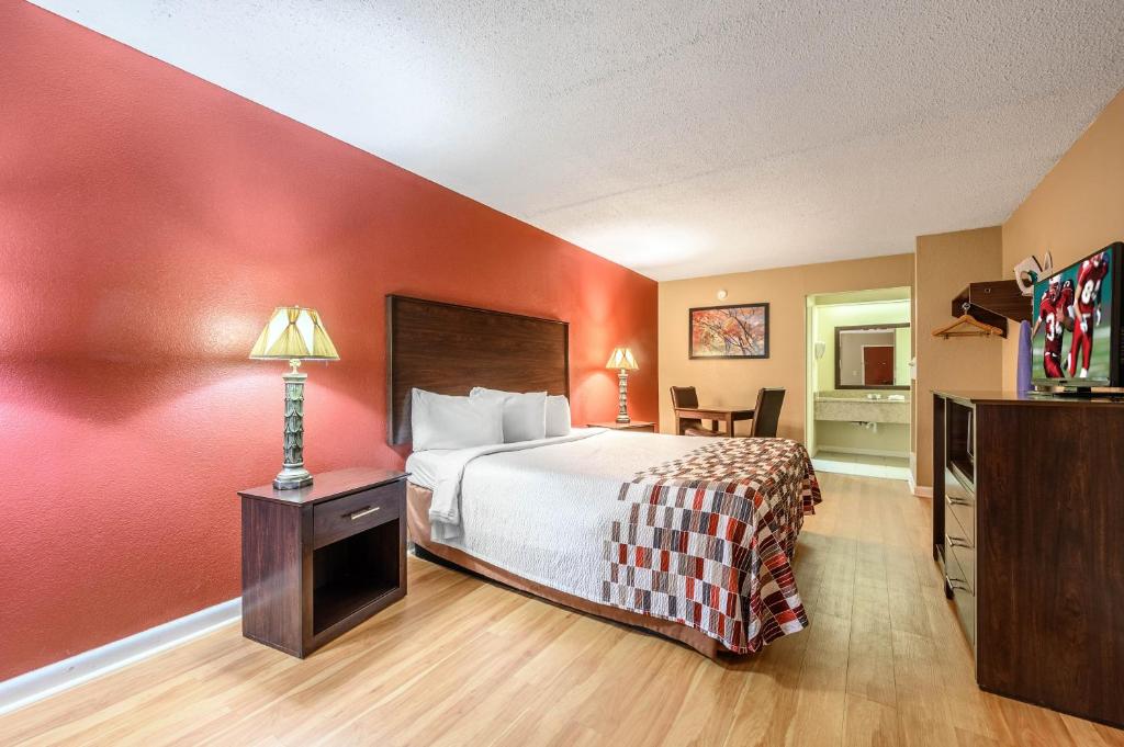 Red Roof Inn Sylacauga - image 6