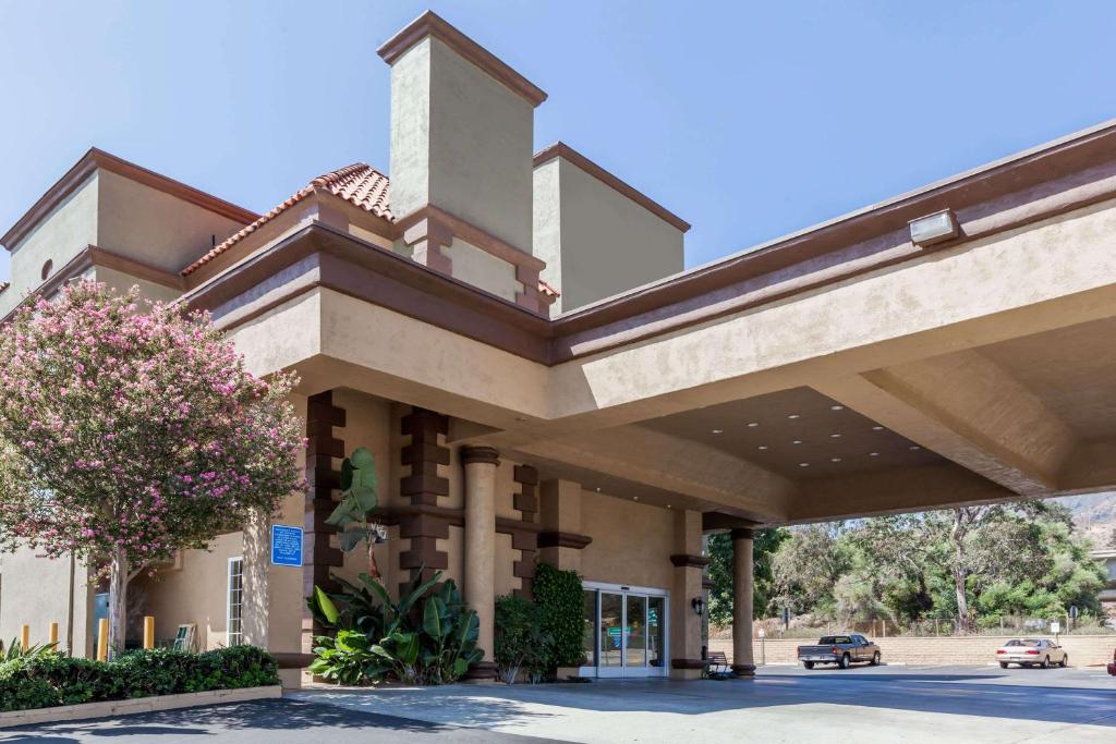 Travelodge by Wyndham Sylmar CA - main image