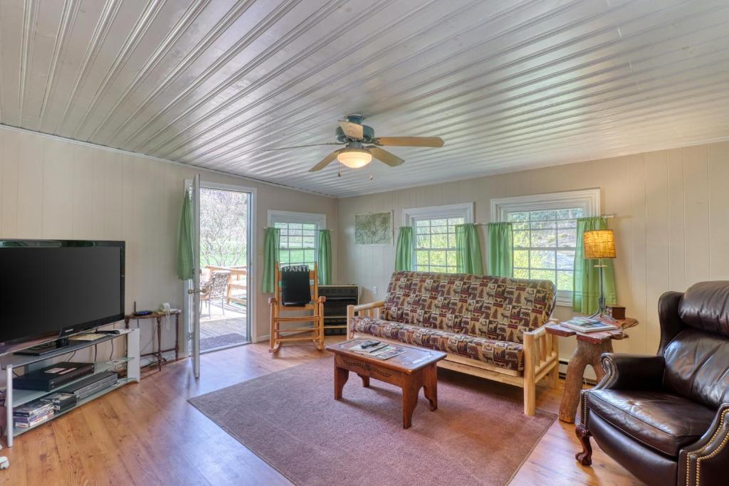 1 Bed 1 Bath Vacation home in Sylva - image 5