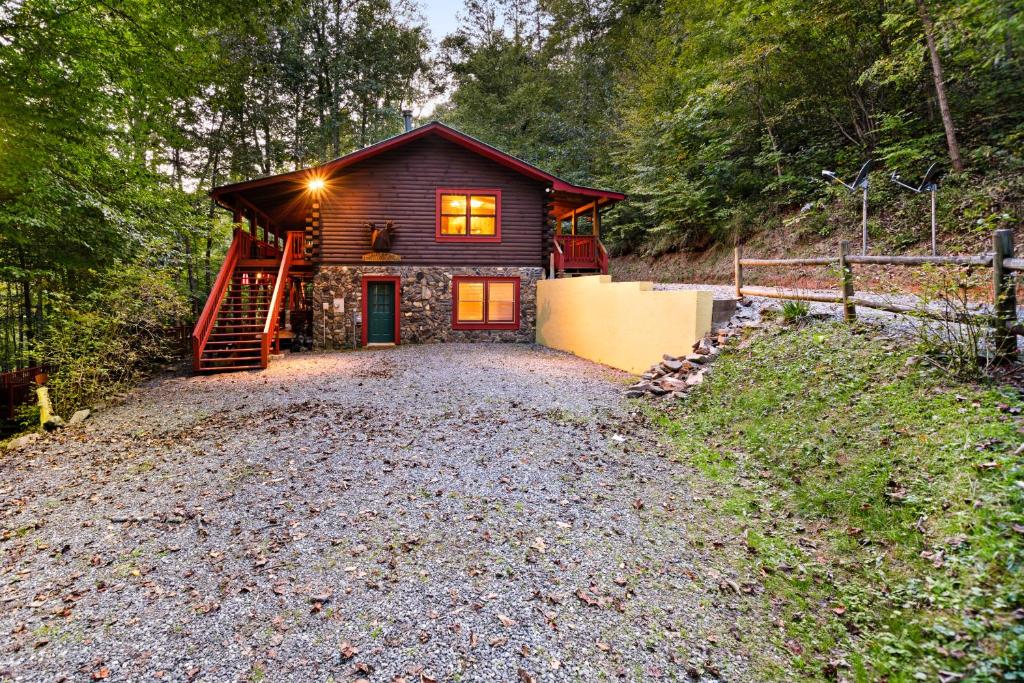 4 Bed 3 Bath Vacation home in Sylva - main image