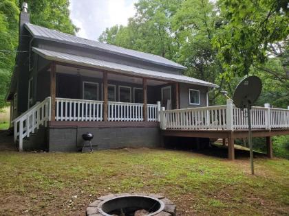 Cute Cottage Above The Creek Farmhouse