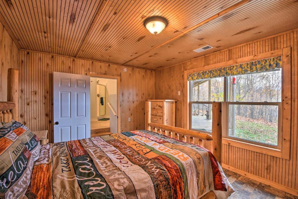 Peaceful Mountain Hideaway on 6 Scenic Acres! - image 4