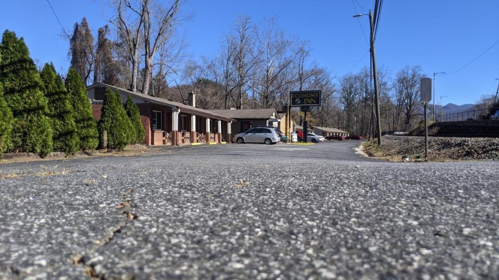 Economy Inn Sylva - main image