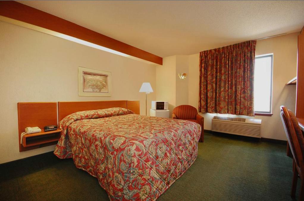 Syracuse Inn and Suites - image 2