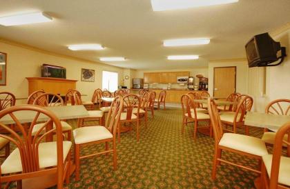 Syracuse Inn and Suites - image 4