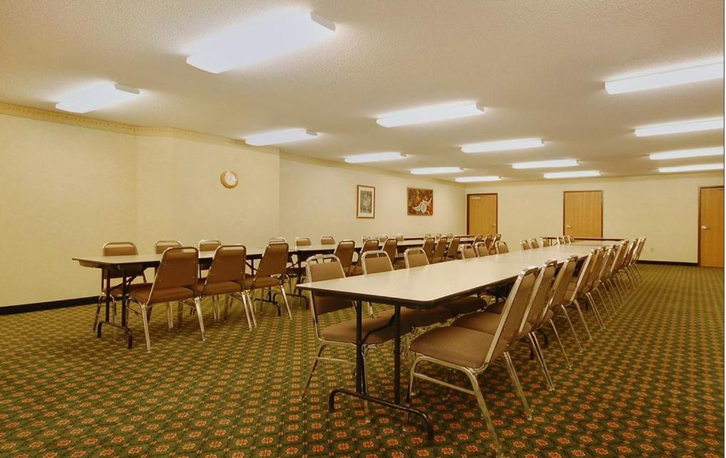 Syracuse Inn and Suites - image 6