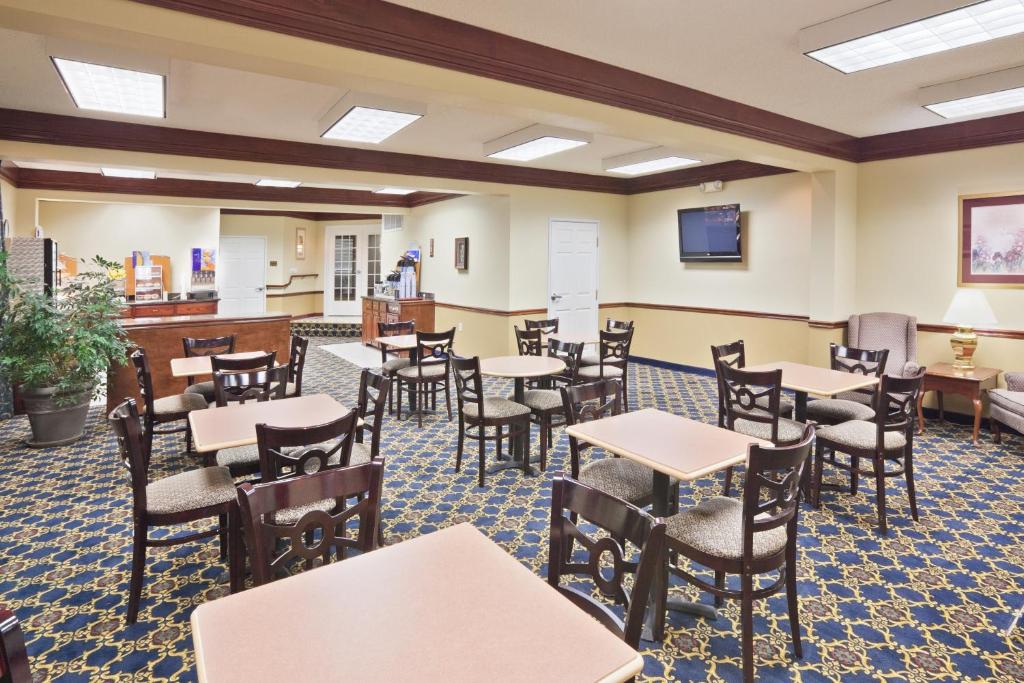 Days Inn & Suites by Wyndham Tahlequah - image 6