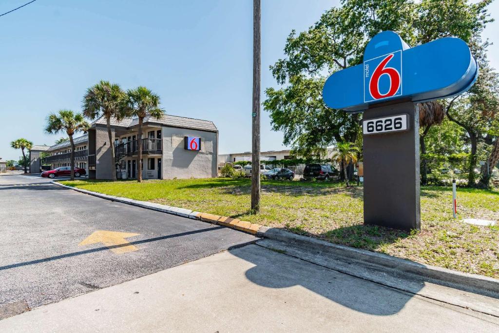 Motel 6 Tampa Fl - main image