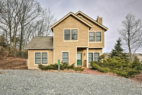 Tannersville Home with Deck View 1 Mi to Camelback! - image 3