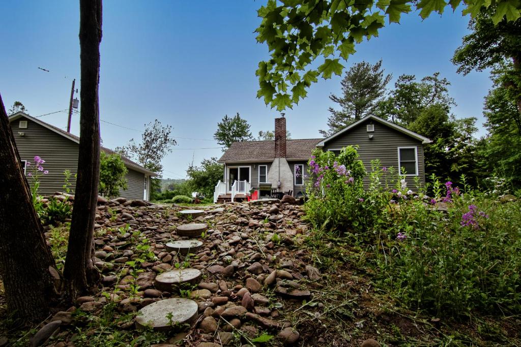 Cabin by the Creek with private creek access - image 3