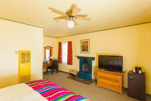 El Pueblo Lodge - image 4