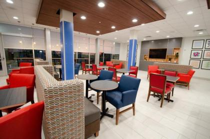 Holiday Inn Express & Suites - Taylor an IHG Hotel - image 9