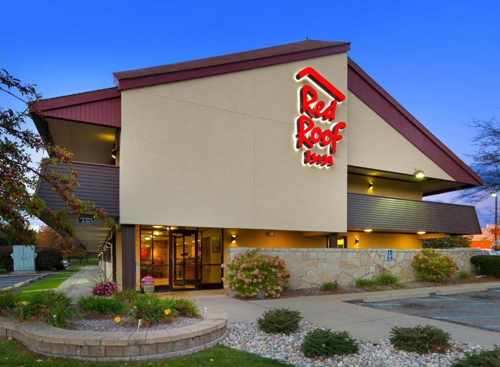 Red Roof Inn Detroit Metro Airport - Taylor - image 4