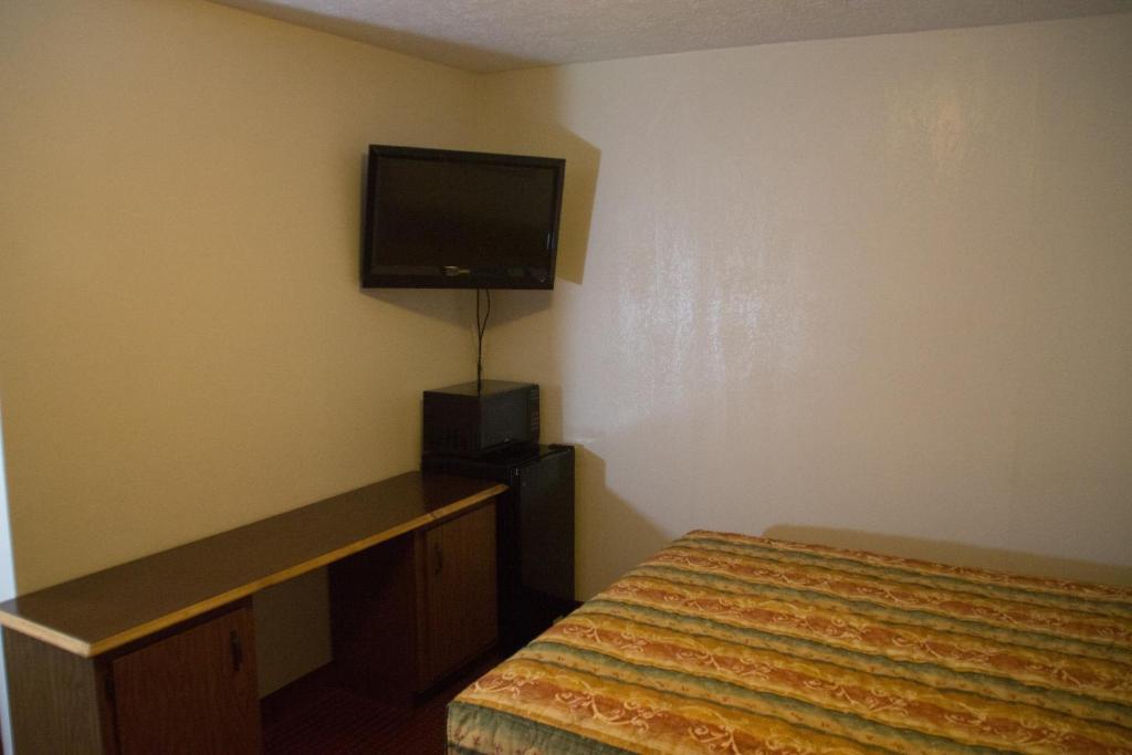 Tazewell Motor Lodge - image 3