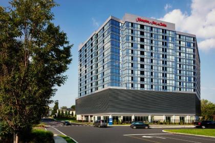 Hampton Inn & Suites Teaneck/Glenpointe - image 2