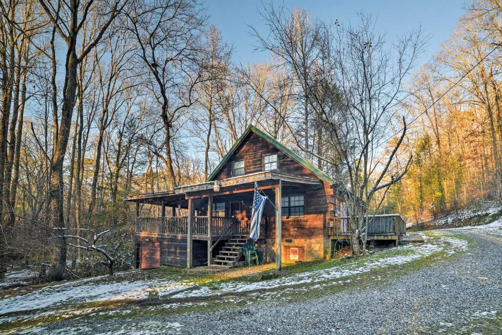 Park Setting at Tellico Plains Cabin on 25 Acres! - image 4