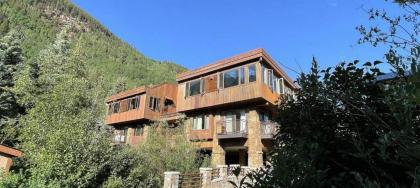 Downtown modern Creekside by Exceptional Stays telluride