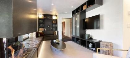 Downtown Modern Creekside by Exceptional Stays - image 11