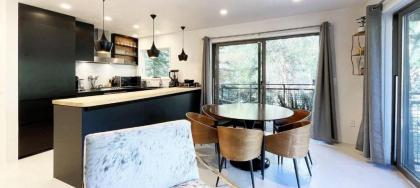 Downtown Modern Creekside by Exceptional Stays - image 14