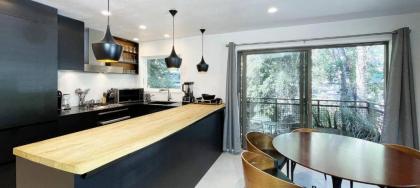 Downtown Modern Creekside by Exceptional Stays - image 15