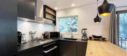 Downtown Modern Creekside by Exceptional Stays - image 17