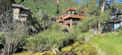 Downtown Modern Creekside by Exceptional Stays - image 2