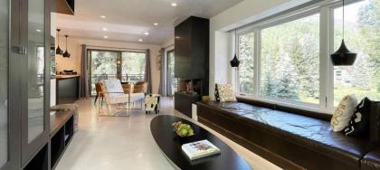 Downtown Modern Creekside by Exceptional Stays - image 5