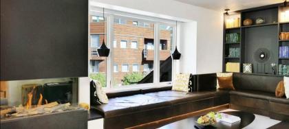 Downtown Modern Creekside by Exceptional Stays - image 9