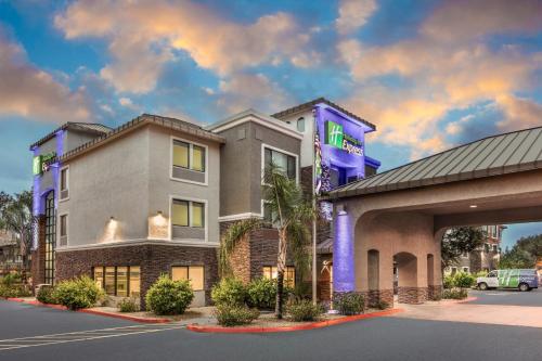 Holiday Inn Express and Suites Phoenix Tempe - University an IHG Hotel - main image