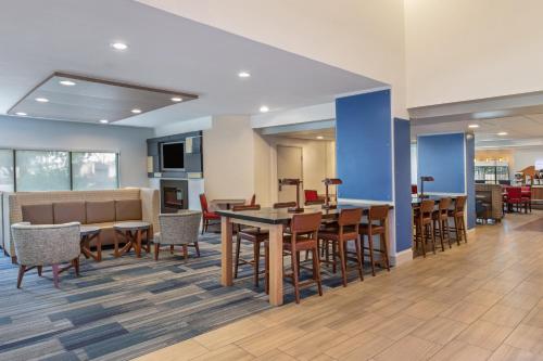 Holiday Inn Express and Suites Phoenix Tempe - University an IHG Hotel - image 4