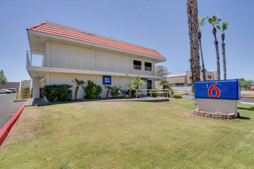 Motel 6-Tempe AZ - Broadway - ASU - image 4