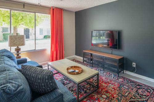 Stylish 3BR Townhome in Tempe by WanderJaunt - main image